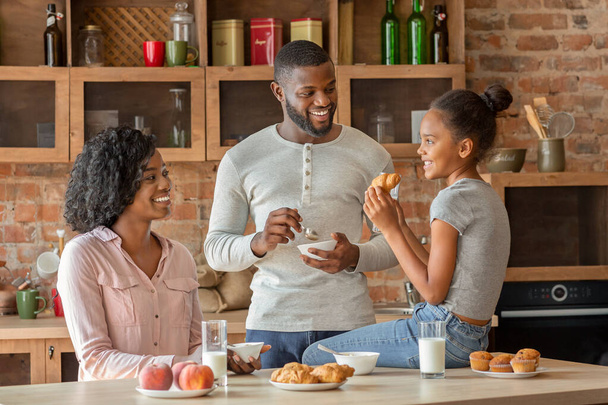 Positive black family having breakfast in beautiful kitchen - Foto, immagini