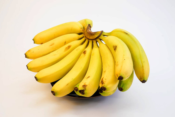 Hastes vietnamitas de bananas em fundo branco. Banana de fruta amarela tropical fresca
. - Foto, Imagem