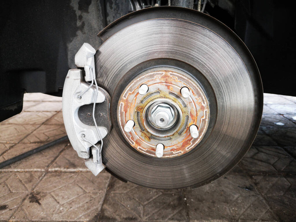 Travão de disco no carro em processo de substituição de pneus novos. A borda é removida mostrando o rotor e o caliper.close
. - Foto, Imagem
