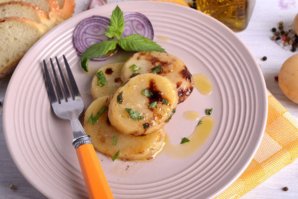 Nakrájené vařené brambory a ochucené octovým olejem a mátou - Fotografie, Obrázek