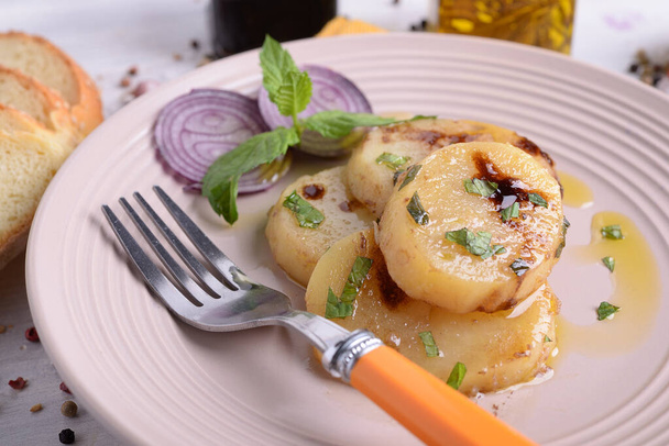 Нарезанный вареный картофель и приправленный уксусным маслом и мятой
 - Фото, изображение