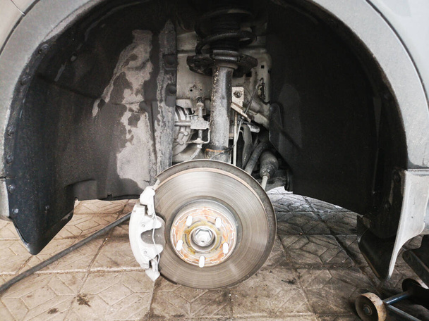 Frein à disque sur la voiture en cours de remplacement des pneus neufs. La jante est retirée montrant le rotor et le calibre.close up
. - Photo, image