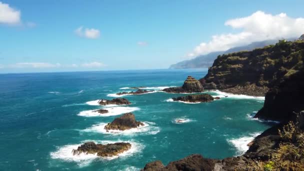 Vidéo 4K de piscines naturelles de lave volcanique à Seixal. Les vagues sauvages de l'océan Atlantique se brisent sur les rives de l'île de Madère, au Portugal
. - Séquence, vidéo