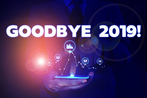 Búcsúlevél bemutató Goodbye 2019. Üzleti fotó bemutató kifejezni jókívánságait, amikor búcsúznak, vagy a tavalyi év végén férfi viselet hivatalos öltöny bemutató bemutatása intelligens készülék. - Fotó, kép