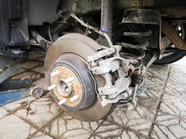 Kotoučová brzda na autě v procesu výměny nové pneumatiky. Okraj je odstraněn ukazující rotor a kaliper.close. - Fotografie, Obrázek