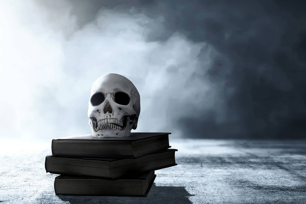 Montón del libro con un cráneo humano en el suelo
 - Foto, imagen