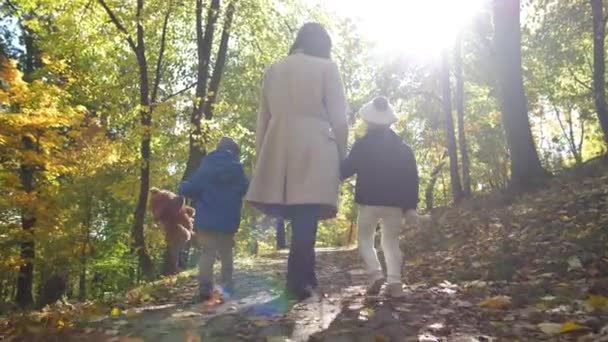 Opiekuńcza mama i dzieci korzystających spacer na świeżym powietrzu - Materiał filmowy, wideo