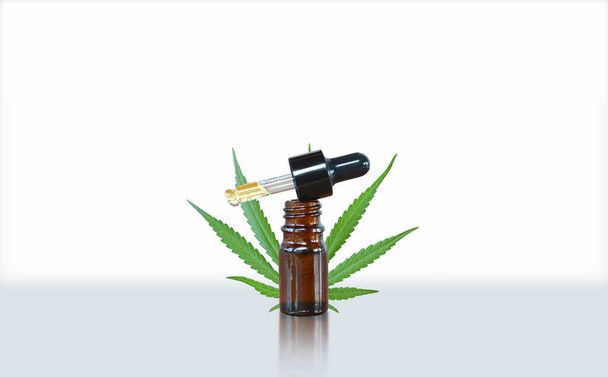 CBD Öljypullo valkoisella taustalla, Kannabisneste
 - Valokuva, kuva
