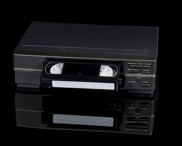 Програвач стрічки VCR на відбиваючій поверхні
 - Фото, зображення