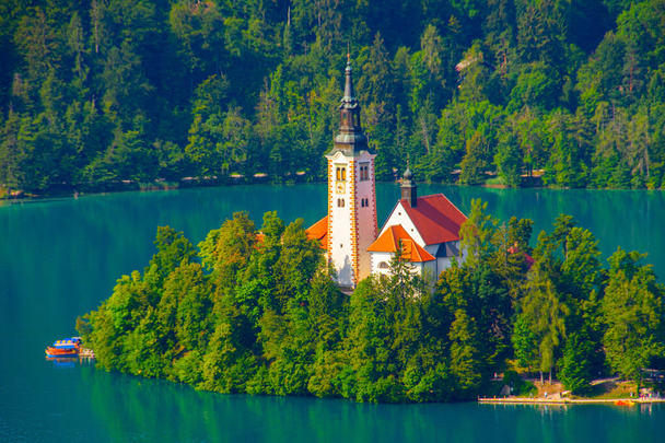Templom a Bled-tavon Szlovéniában - Fotó, kép