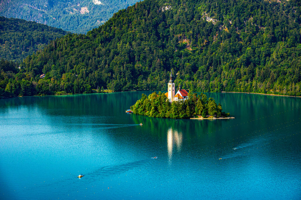 Θέα προς την εκκλησία στη λίμνη Bled νησί από το κάστρο Bled - Φωτογραφία, εικόνα
