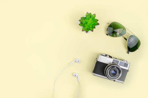 Film kameralı bir tatil, sarı arka planda güneş gözlüğü. Üst - Fotoğraf, Görsel