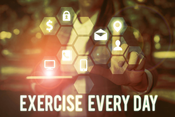 Az edzés minden nap című írását bemutató feljegyzés. Üzleti fotóbemutató mozog test energikusan annak érdekében, hogy fitt és egészséges. - Fotó, kép