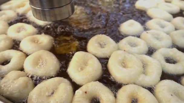 Rosquillas redondas fritas dulces espolvoreadas con azúcar en polvo en un plato. Pastelería y postres lokma turco
. - Metraje, vídeo