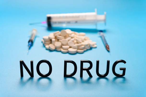 NESSUN DROGA davanti a pillole e siringhe
 - Foto, immagini