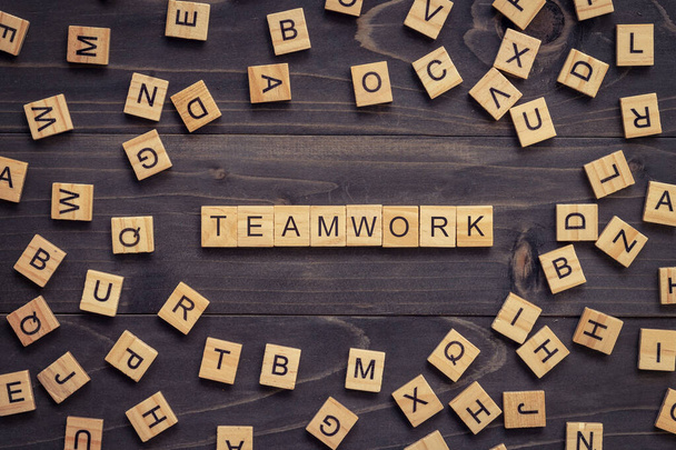 Teamwork testo in legno e blocco di legno sul tavolo per concetto di business
. - Foto, immagini