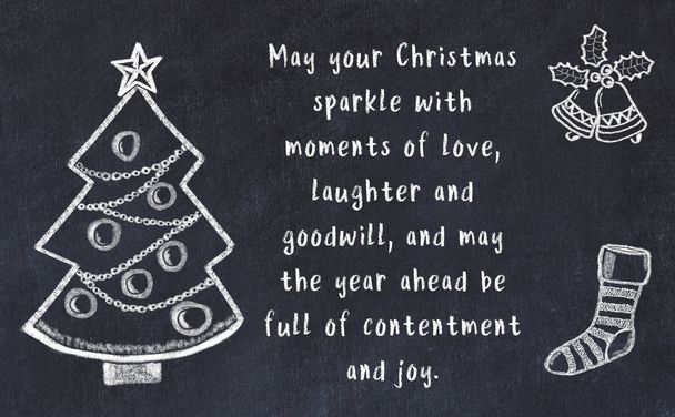 Kresba vánočního stromku a ručně psané pozdravy na černé tabuli  - Fotografie, Obrázek