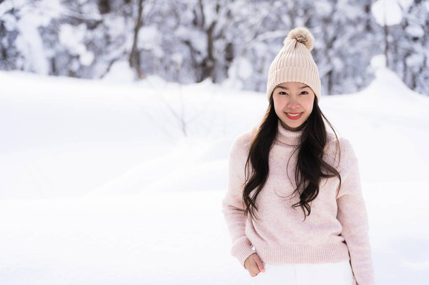 Retrato Jovem asiático bonito mulher sorriso feliz viagem e enjo
 - Foto, Imagem
