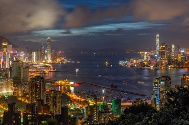 Hong Kong Cityscape skyscraper у сутінках, Гонконг Центральний і Коулунський острови, пік і гавань Вікторії, пригоди і походи на горі червоних пахощів точку огляду для мандрівників. - Фото, зображення