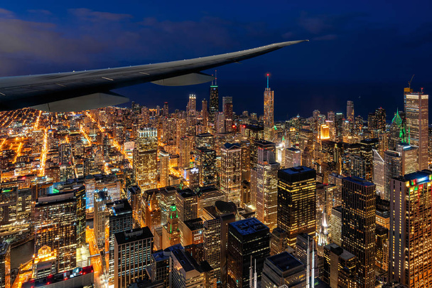 シカゴの美しい夕暮れ時に青空の下でシカゴの高層ビル街の空中ビューに飛行機の翼,イリノイ州,米国,景観と現代建築の概念 - 写真・画像
