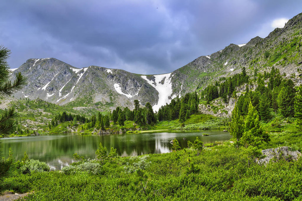 Jeden ze sedmi horských Karakolských jezer, který se nachází v Altai Mountain - Fotografie, Obrázek