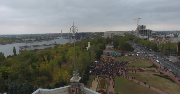 Vista aérea de la plaza de la ciudad, la gente se reunió para una manifestación en Maidan
 - Metraje, vídeo