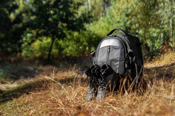 Camping backpack and boots on a background of summer nature. Trekking and camping adventures, hiking, hiking, traveling. - Foto, Imagem