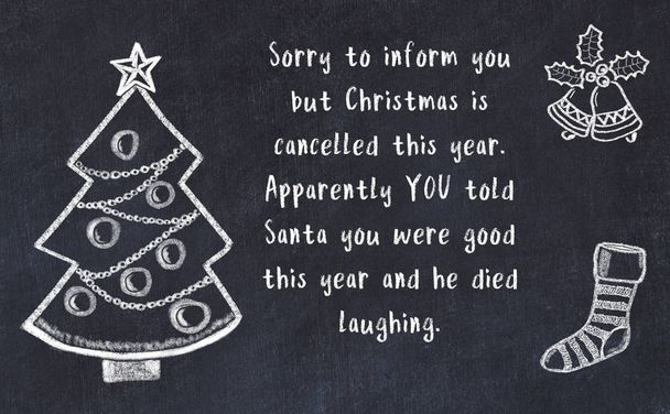 Dibujo del árbol de Navidad y saludos escritos a mano en pizarra negra
  - Foto, Imagen