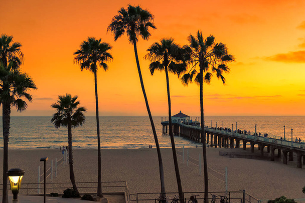 Puesta de sol en la playa de California, Manhattan Beach, Los Ángeles, EE.UU.
. - Foto, Imagen