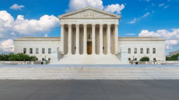 Das Gebäude des Obersten Gerichtshofs der Vereinigten Staaten an einem Sommertag in Washington D.C., USA. - Foto, Bild
