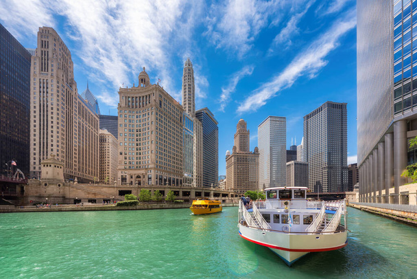 Река Чикаго в центре Чикаго с туристическим судном в Чикаго, штат Иллинойс
. - Фото, изображение
