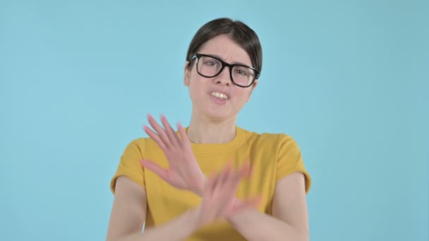 Mujer joven diciendo no a mano gesto sobre fondo púrpura
 - Imágenes, Vídeo