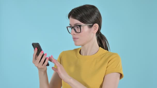 Serious Young Woman Surfing Internet on Phone on Purple Background - Imágenes, Vídeo