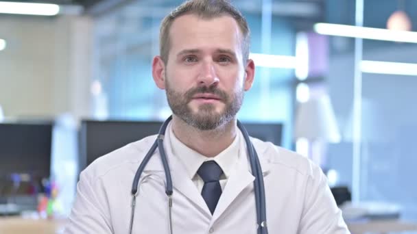 Porträt eines ehrgeizigen jungen Arztes im Gespräch - Filmmaterial, Video