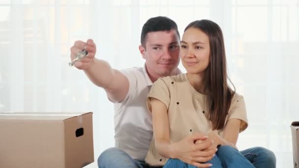 szczęśliwa para robi selfie z kluczami do niesamowitego nowego domu - Materiał filmowy, wideo