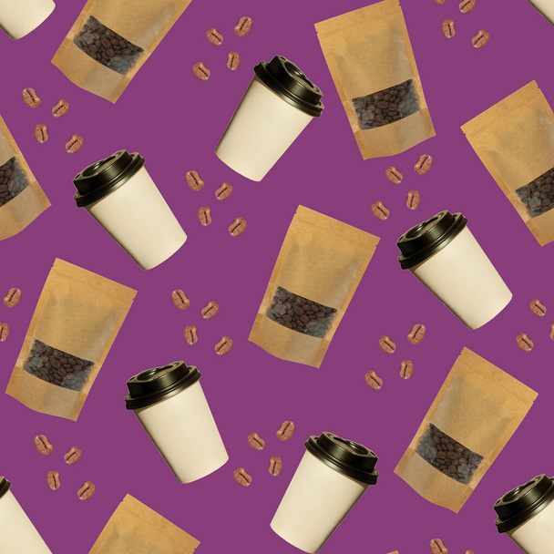nahtlose Muster von Pappbechern und Beuteltaschen mit Kaffeebohnen isoliert auf einem violetten Hintergrund. - Foto, Bild