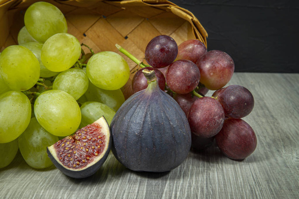 Frutas tropicales frescas con higos maduros y uvas
 - Foto, imagen