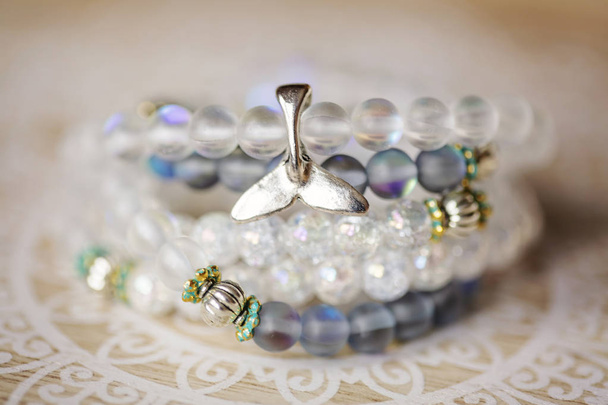 Colgante de cuento de ballena de metal en perlas de piedra mineral collar de mala
   - Foto, Imagen