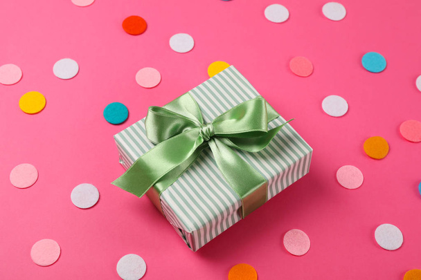 Caja de regalo con lazo sobre fondo rosa, espacio para texto
 - Foto, Imagen