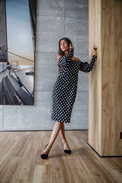 Gyönyörű szexi barna elegáns ruha pózol belsejében apartmanok - Fotó, kép