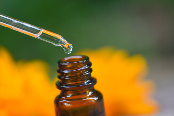 Aromaterápia gyógynövényes olajos palackok aroma csepegtető üveg áramlás - Fotó, kép