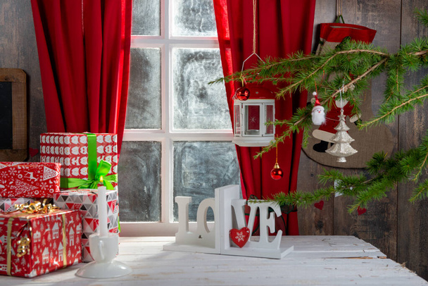 Joululahjat koristelu lähellä maalaismainen ikkuna
 - Valokuva, kuva