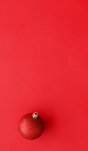 Christmas baubles on red flatlay backdrop, luxury winter holiday - Φωτογραφία, εικόνα