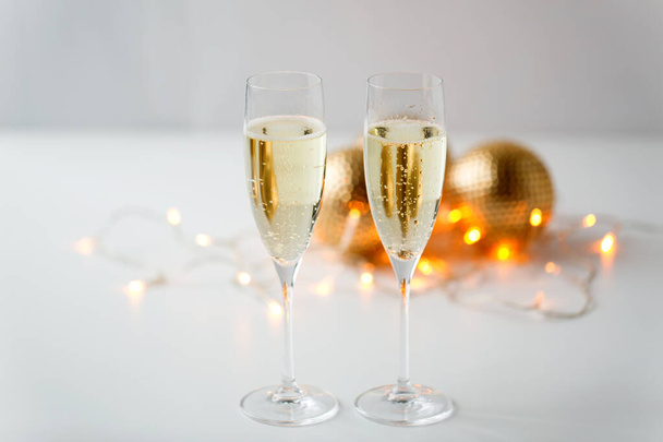 two glasses of champagne on christmas - Foto, Imagem