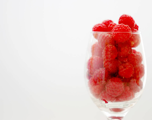 Selective focus of delicious ripe raspberry close up - Foto, Bild