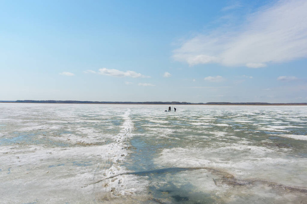 o pescador em pesca de inverno em um lago de inverno
 - Foto, Imagem