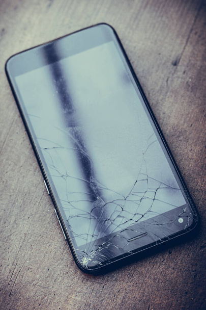 Mobile phone with broken screen - Foto, immagini