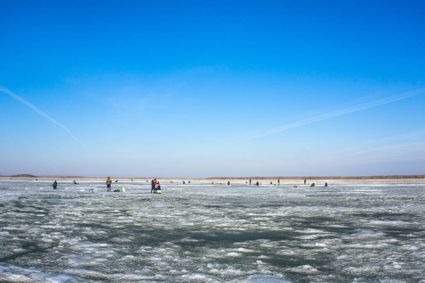 o pescador em pesca de inverno em um lago de inverno
 - Foto, Imagem