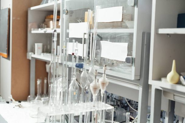 аксессуары для экспериментов с жидкостями в химической медицинской лаборатории
 - Фото, изображение