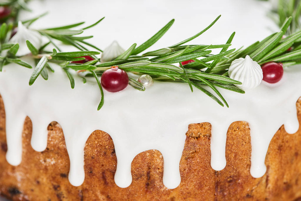 close up of sweet christmas pie with icing, rosemary and cranberries   - Valokuva, kuva